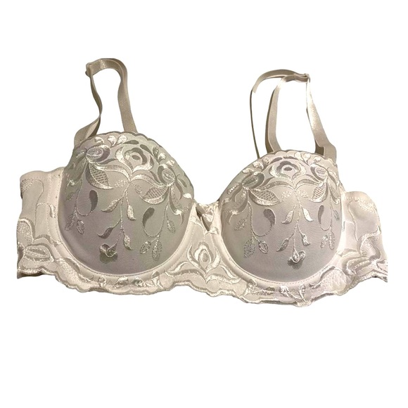 Gorgeous vintage white lace bra - Picture 1 of 4